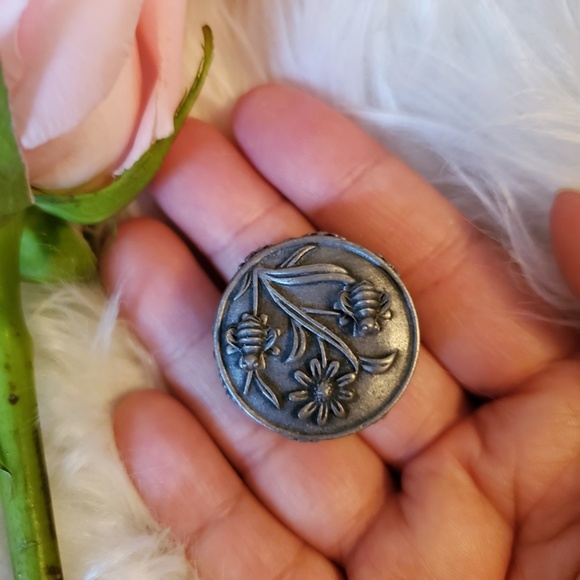 Cute Little Bees Earrings & Sunflower Jewelry Box - Picture 3 of 3